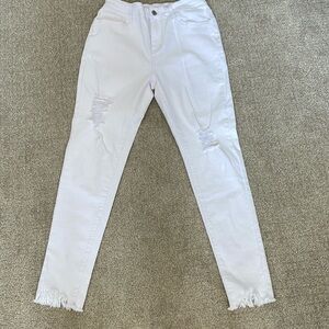 NWOT WOMEN'S STYLISH WHITE DISTRESSED JEANS. SIZE LARGE.